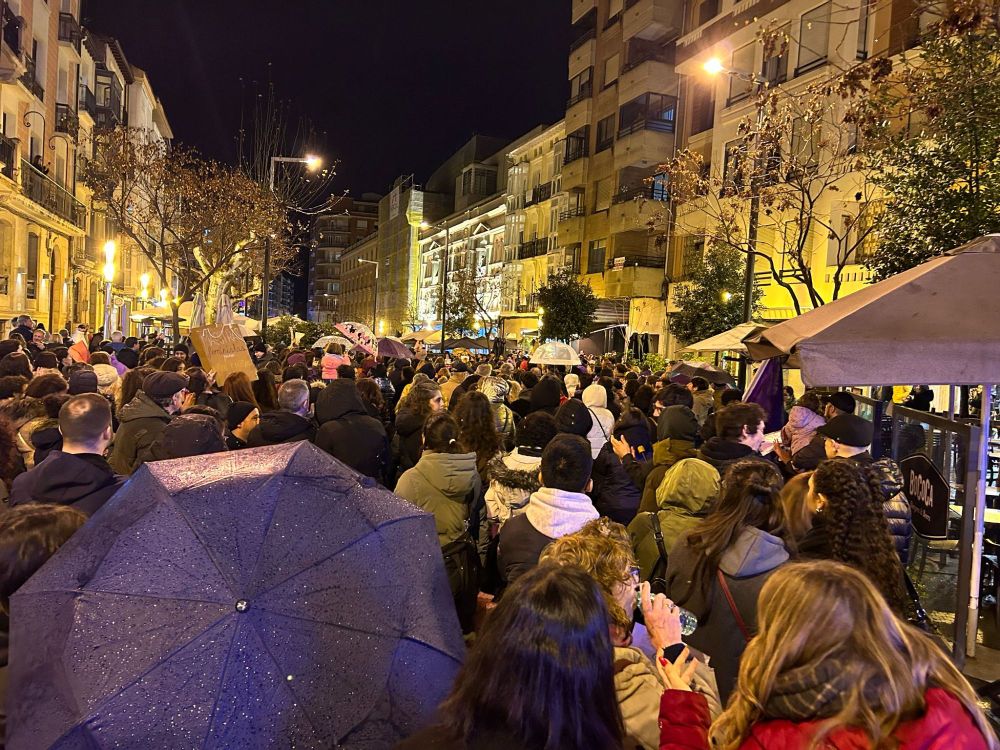 Vista de la 'marcha espontánea' que se ha celebrado en Logroño tras la suspensión de la manifestación del 8M a causa de la lluvia