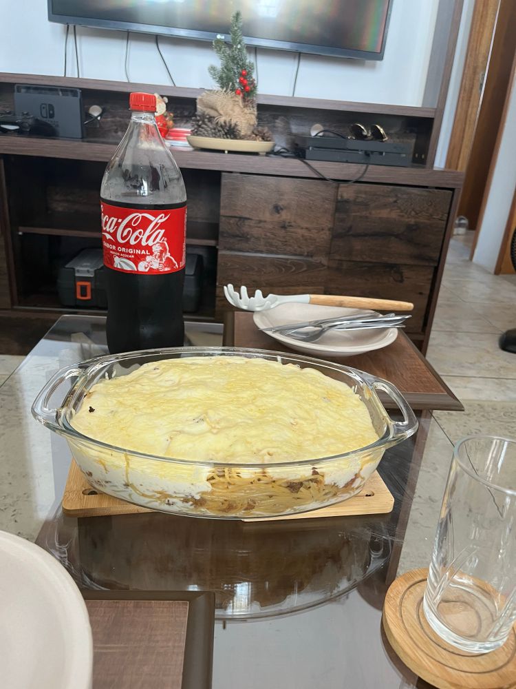 Pirex com macarrão, carne moída, molho branco e parmesão ralado