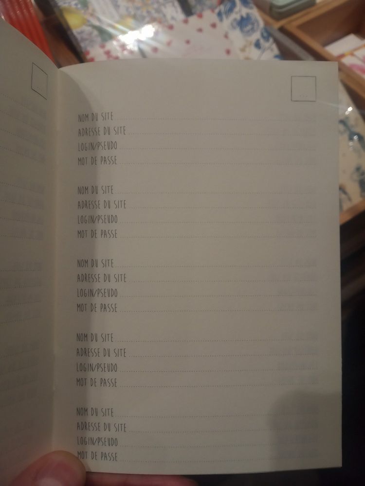 Page du carnet pour mémoriser ses mots de passe avec le nom du site, l'URL, le mot de passe, l'identifiant