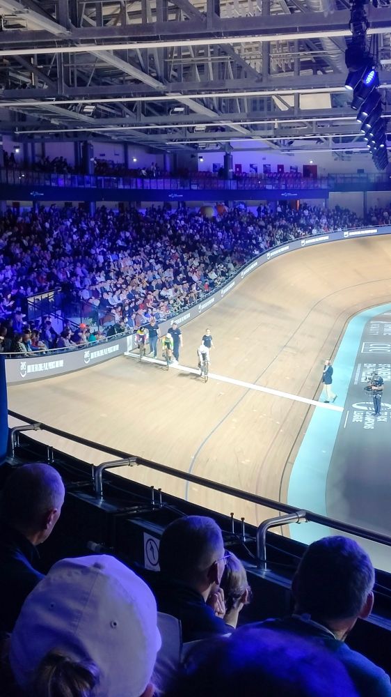 Des coureurs cyclistes au départ du Vélodrome