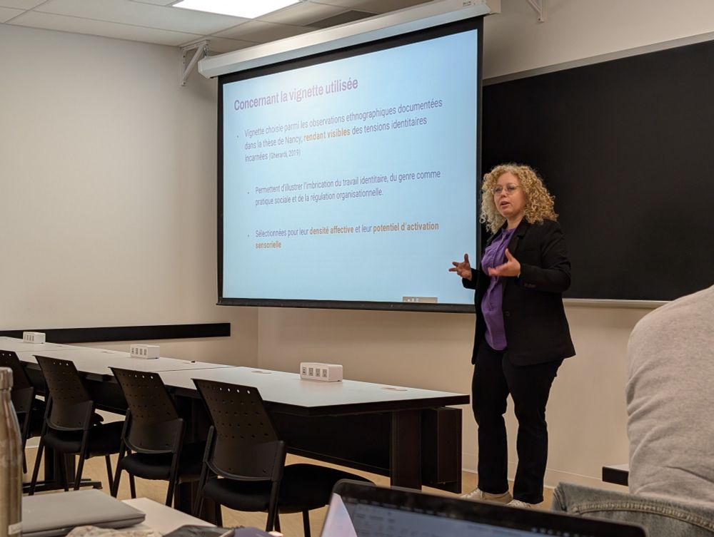 Viviane Sergi devant un écran sur lequel est projetée sa présentation.
