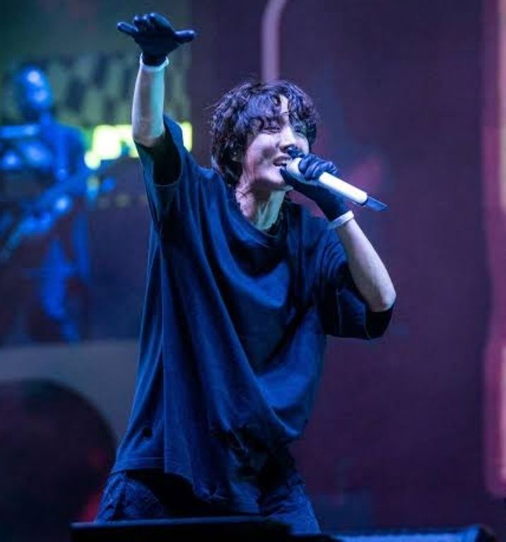 Bts j-hope performing in hobipalooza chicago. He' wearing all-black.