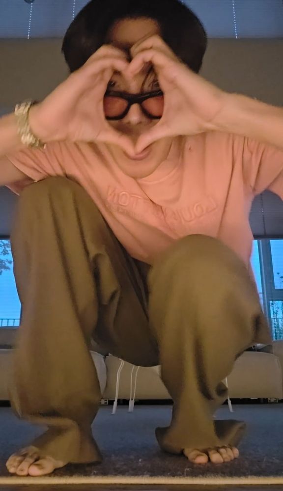 Bts jhope making anheaet with his hand while sceunched up like a cat..👀