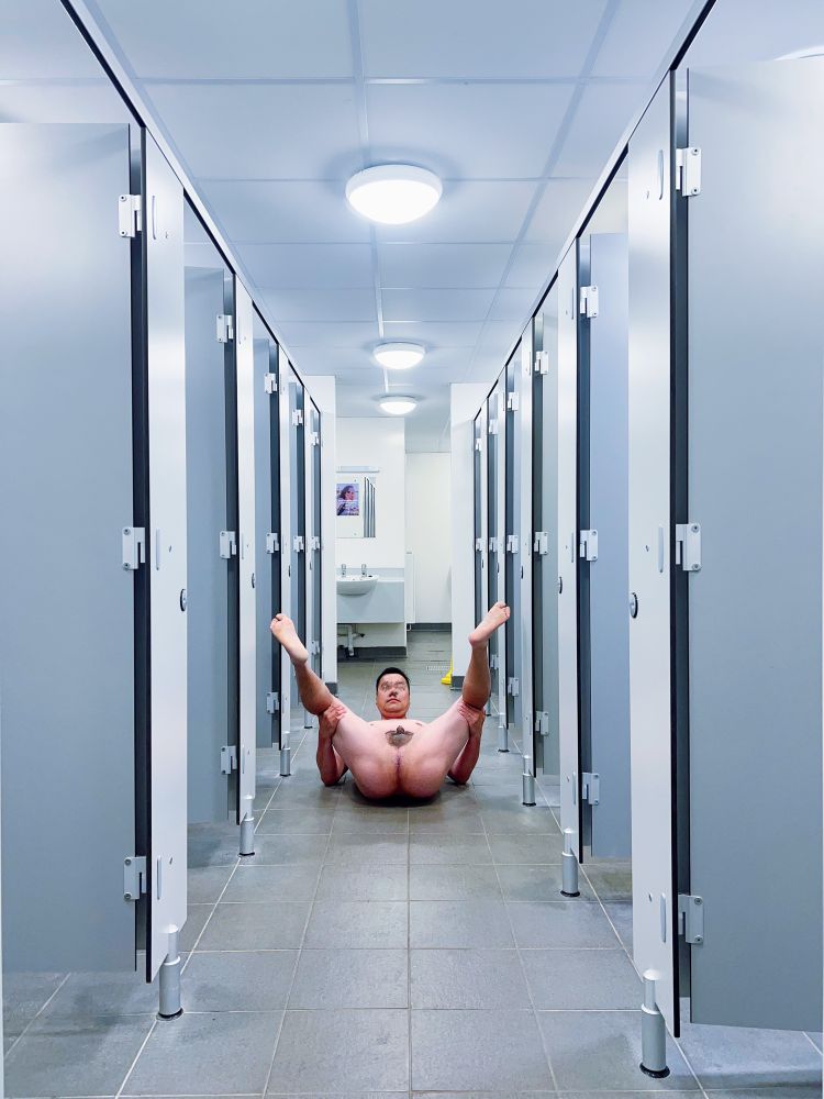 我現在同在場各位坦白，我本人一直以來都用緊直男身份來欺騙身邊朋友，其實我一直以來都係鍾意男人，我一直渴望同男人做愛，依家希望在場的各位可以幫我做個見證，今晚係我主動在各位面前剝光豬，而且仲要露出屎眼俾大家睇，等大家都見到我迷你陰莖係屌唔到人