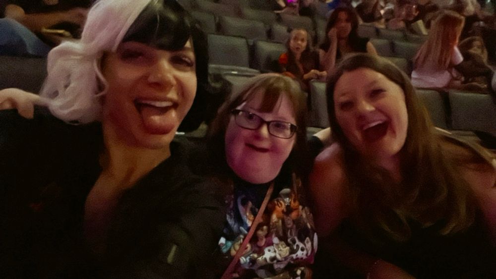 Beka, Cassidy and Alayna smiling before the concert