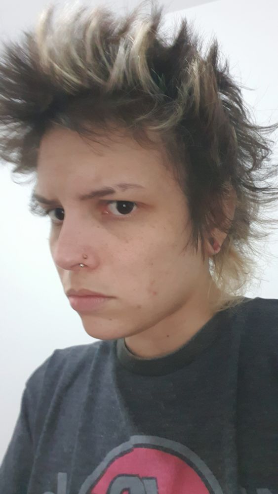 eu com os cabelo tudo pra cima olhando pra camera com cara de "ta me estranhando?" (to me estranhando)