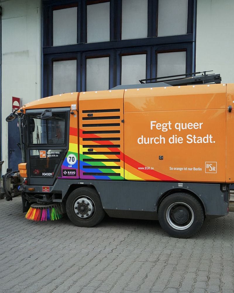 BSR-Kehrmaschine. Darauf steht: Fegt queer durch die Stadt.
