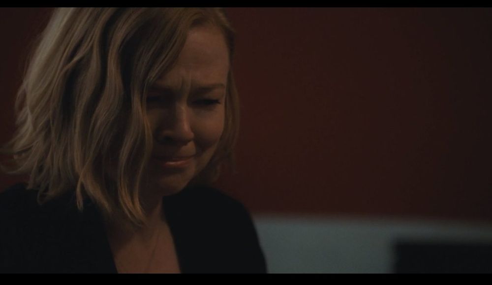 fotograma de "Succession" en el que aparece Shiv llorando. 