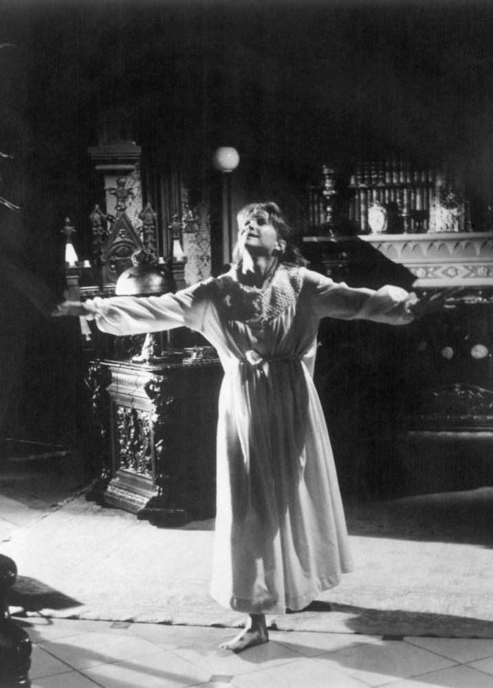La protagonista de la adaptación cinematográfica de The Haunting of Hill House bailando en camisón por su casa encantada. 