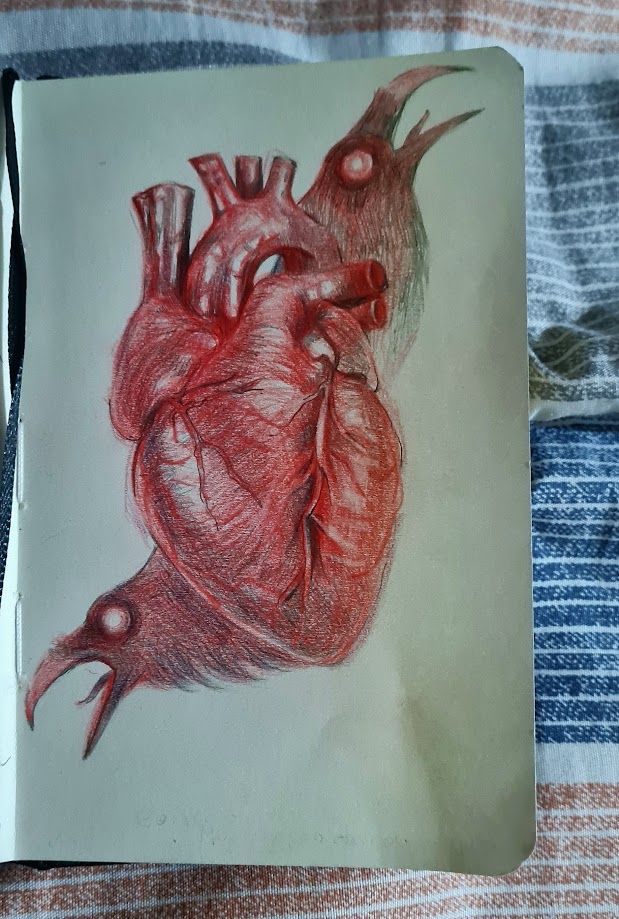 Desenho de um coração com duas cabeças de corvos gritando saindo, um cima e outro embaixo.
