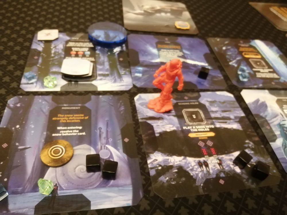 Vue rapprochée du plateau central, avec un explorateur (orange) au centre, on aperçoit le Scarab au fond. 