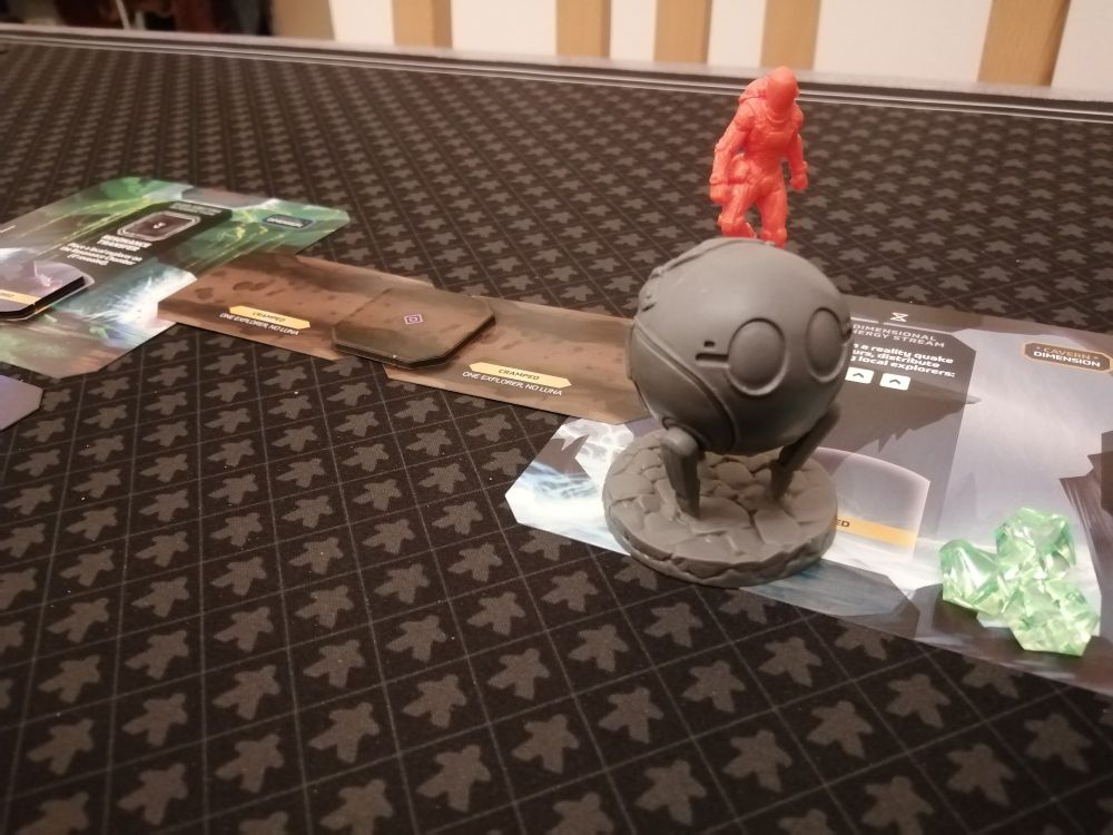 Vue rapprochée sur une partie de la planète, avec Luna (notre petit robot de compagnie) au premier plan. 