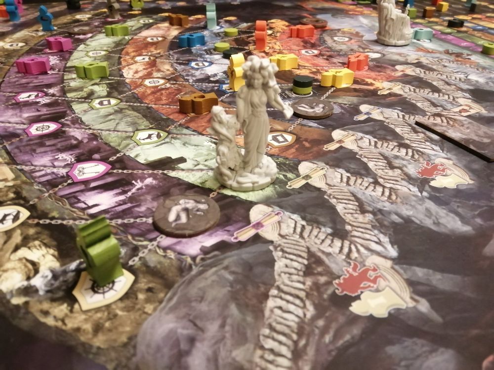 Inferno, vu rapprochée du plateau de jeu, avec Méduse au premier plan. 