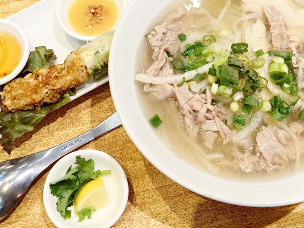 ベトナム料理「ジャスミンパレス」の鶏肉と牛肉のフォー、生春巻きと揚げ春巻きのセット、レモンとパクチー。