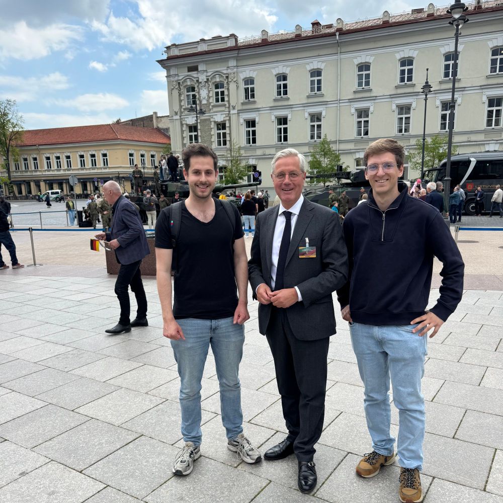Norbert Röttgen mit zwei deutschen Erasmus-Studenten.
