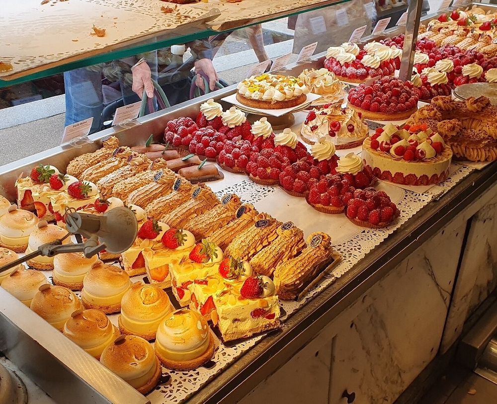Présentation de divers gâteaux dans une pâtisserie.