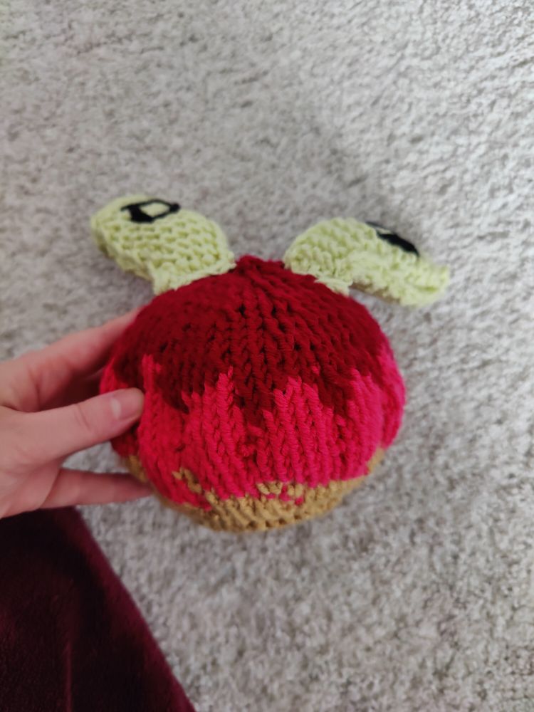 Side view of the knitted Applin.
