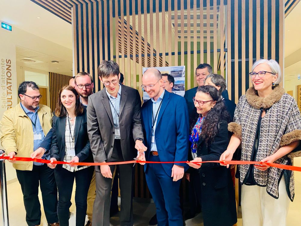 Coupe du ruban, inauguration du centre de radiothérapie de Châteauroux 