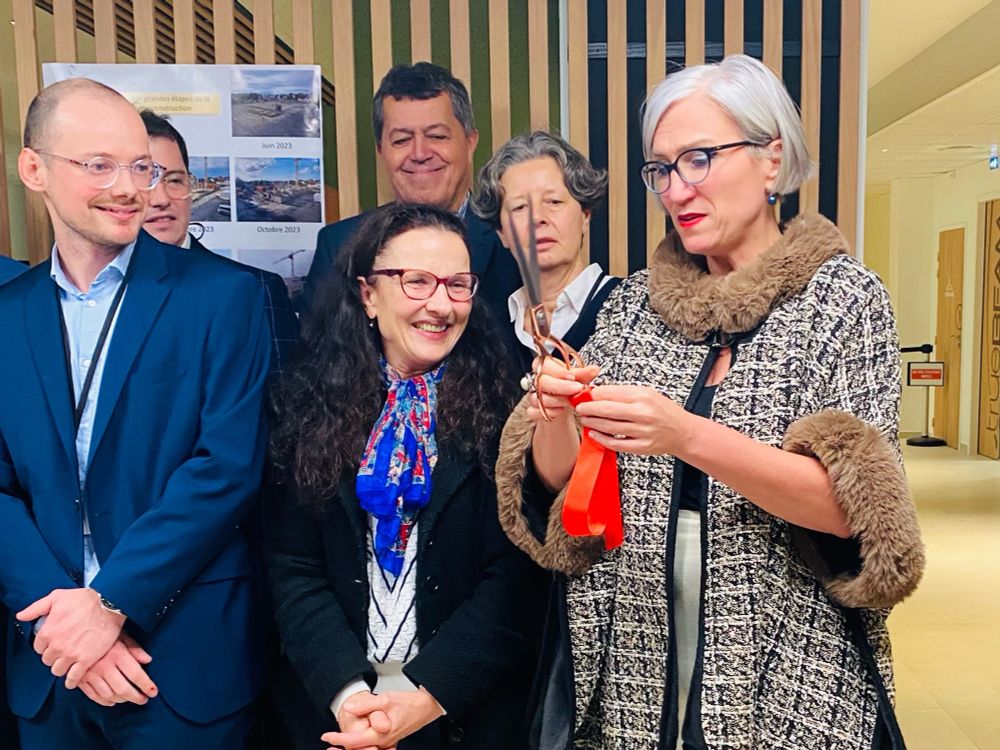 Distribution de bouts de ruban, coupé pour l’inauguration du centre de radiothérapie, pour que chacun reparte avec un souvenir 