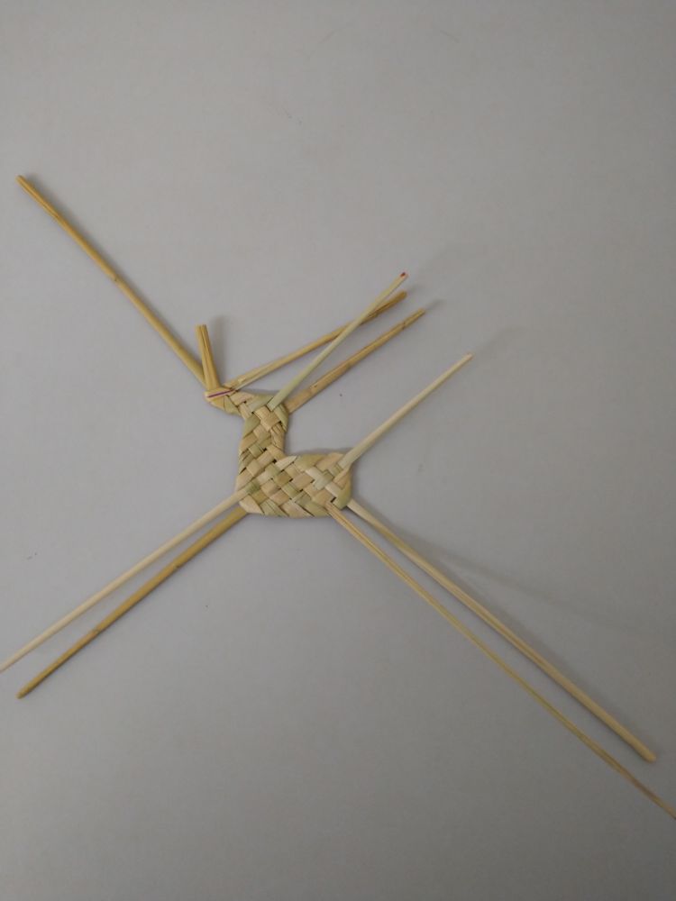 藁細工のうま(首が短くて別の生きものになってる)