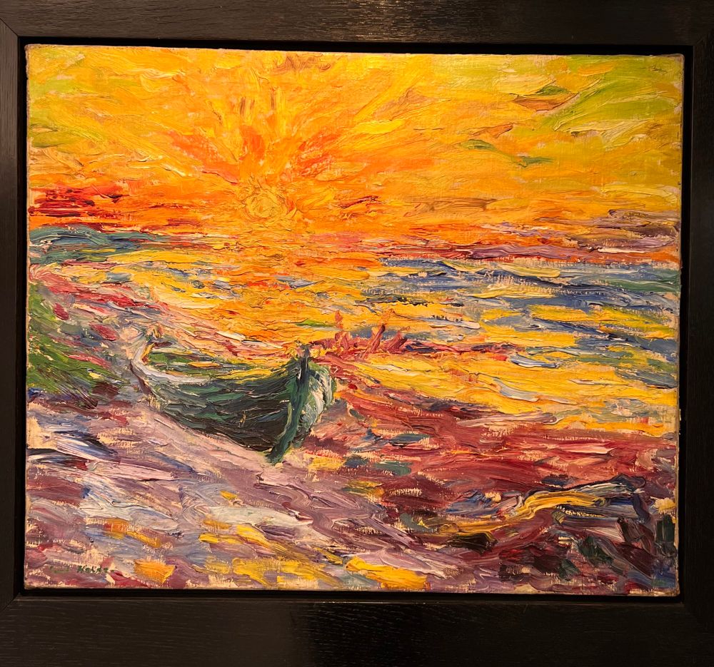 Emil Nolde (1867-1956)
Sonnenuntergang
1909
Öl auf Leinwand
Man sieht einen flammend orangefarbenen Sonnenuntergang über dem Meer, ein grünes Boot im Mittelgrund und Felsen im Vordergrund 
