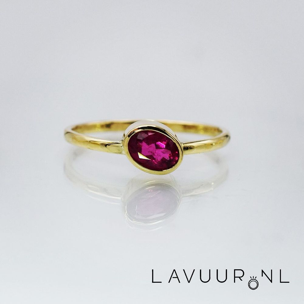 Een gouden ring met een roze toermalijn 