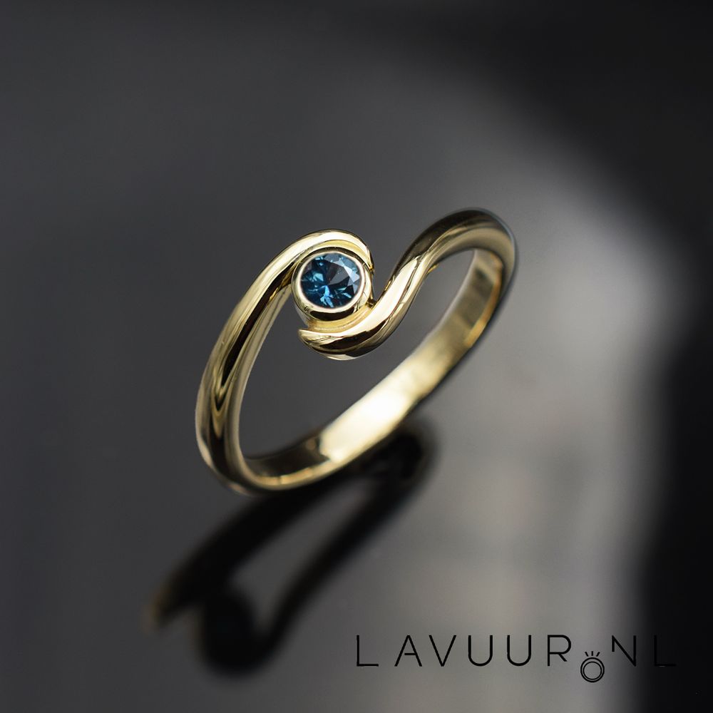 Handgesmede gouden ring met saffier, gemaakt van een oude gouden trouwring