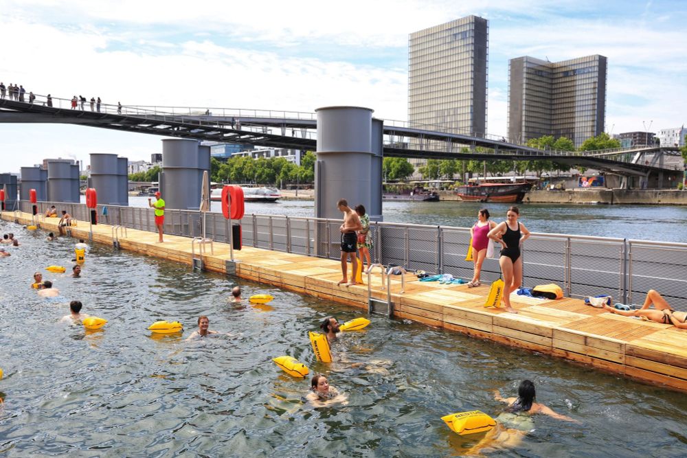 Site de baignade de Bercy avec de nombreux baigneurs
