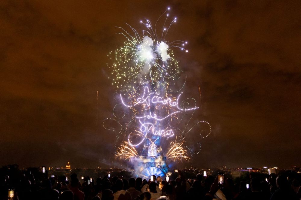 Feu d'artifice sur la Tour Eiffel avec le message "Accord de Paris" réalisé avec des drones. 