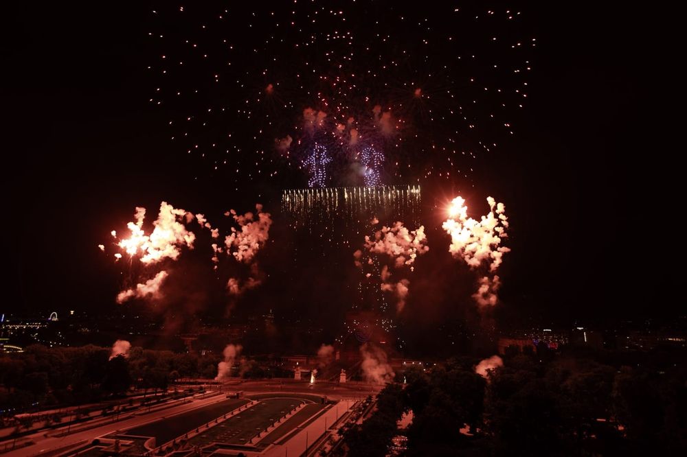 Feu d'artifice et personnages créés en drones dans le ciel