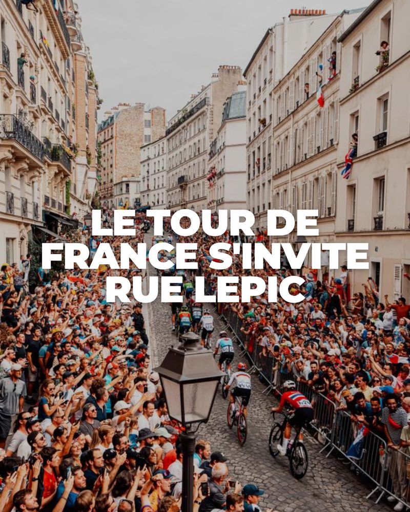 Photo de la Rue Lepic pendant la course cycliste des Jeux de Paris 2024 et le texte : Le Tour de France s'invite Rue Lepic