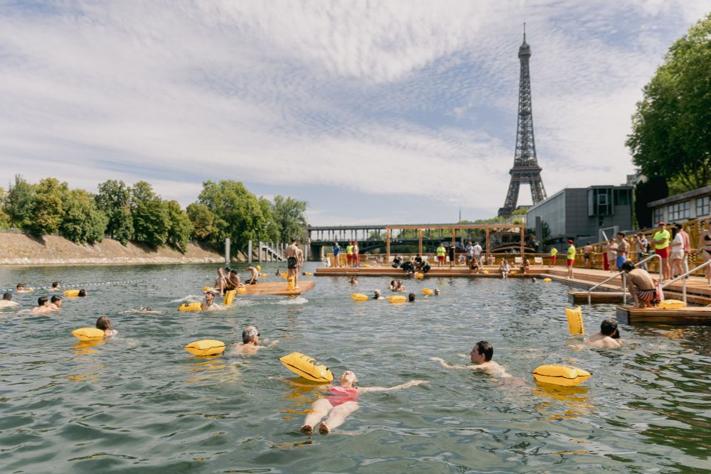 Site de Grenelle avec la Tour Eiffel et de nombreux baigneurs. 