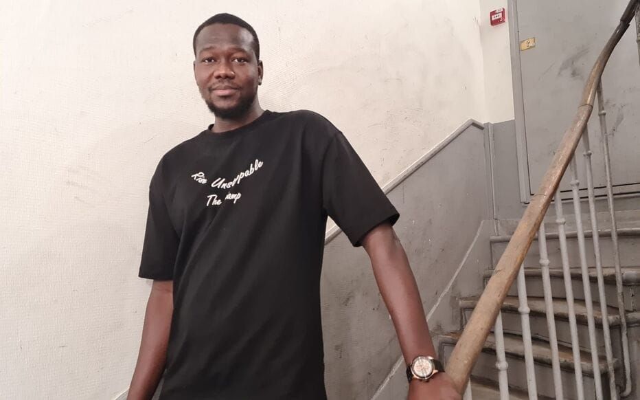 Portrait de Fousseynou Cissé pris en photo dans un escalier