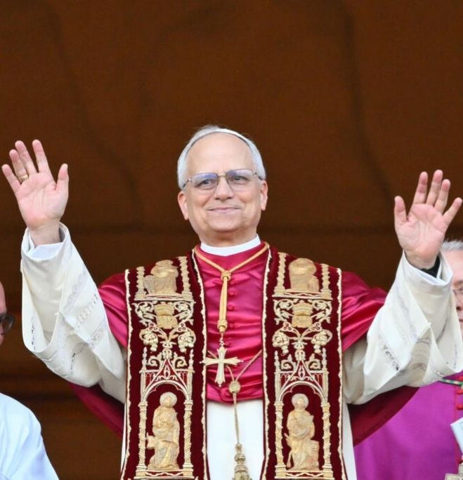Photo du Pape Léon XIV au balcon, face à la place Saint-Pierre.