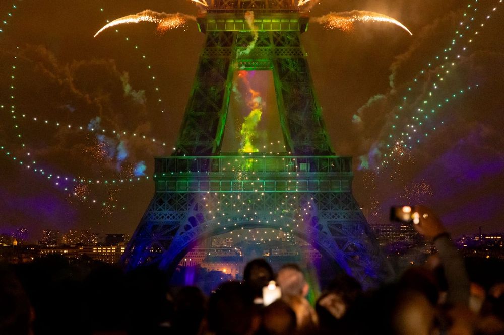 Feu d'artifice avec le logo de Paris en drones, du vert et jaune célébrant le Brésil