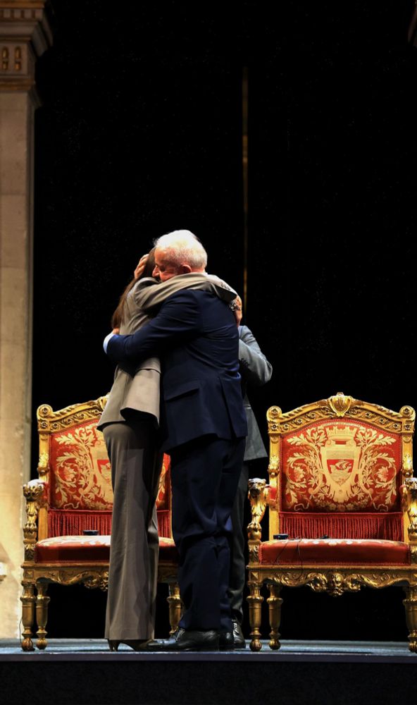 Anne Hidalgo et le président Lula se serrant dans les bras à l'Hôtel de Ville.