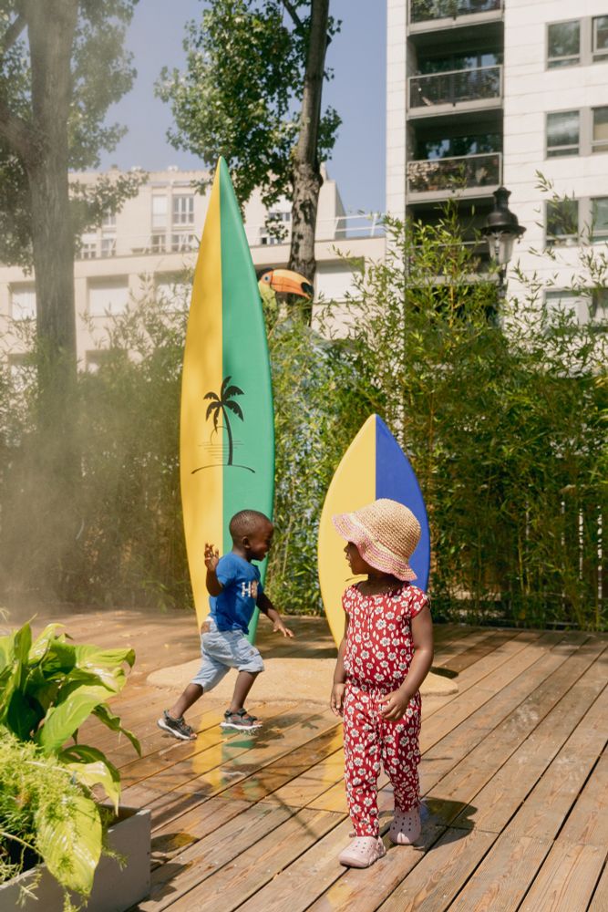 Deux enfants profitent d'un brumisateur