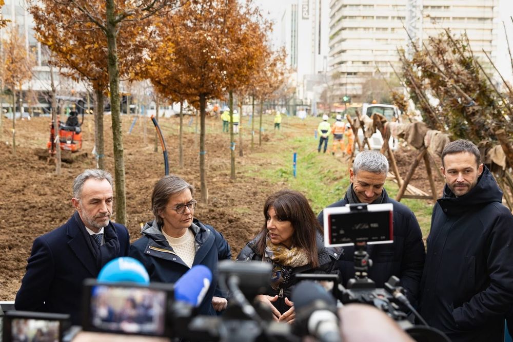 De gauche à droite : Emmanuel Grégoire, Carine Petit, Anne Hidalgo, Christophe Najdovski et David Belliard. Ces 5 personnes sont en train de parler à la presse. Derrière eux, la place de Catalogne où est en train d'être planté une forêt urbaine.
Crédit : Guillaume Bontemps / Ville de Paris
