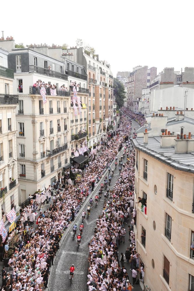 Rue Lepic noire de monde pour le passage des cyclistes du Tour de France