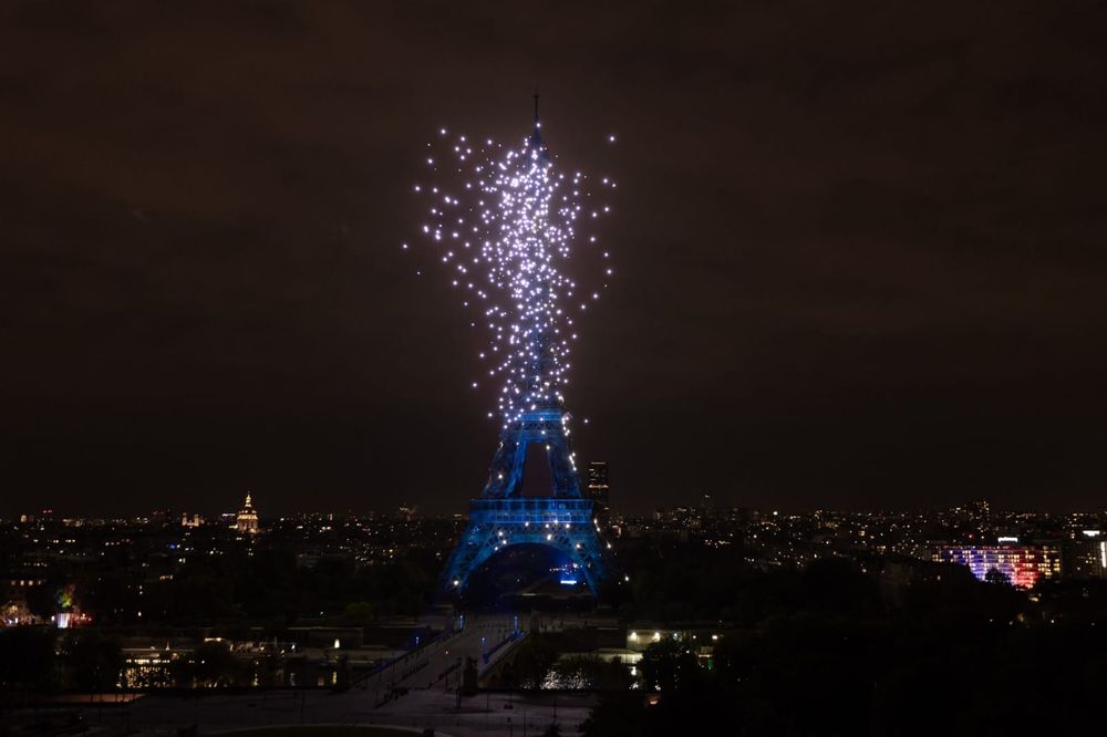 Tour Eiffel en bleu avec des drones à son sommet