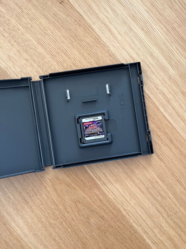 Boite ouverte du jeu Nintendo DS Jump Super Star, la cartouche dans la boîte est celle du jeu Yu-Gi-Oh Nightmare Troubadour