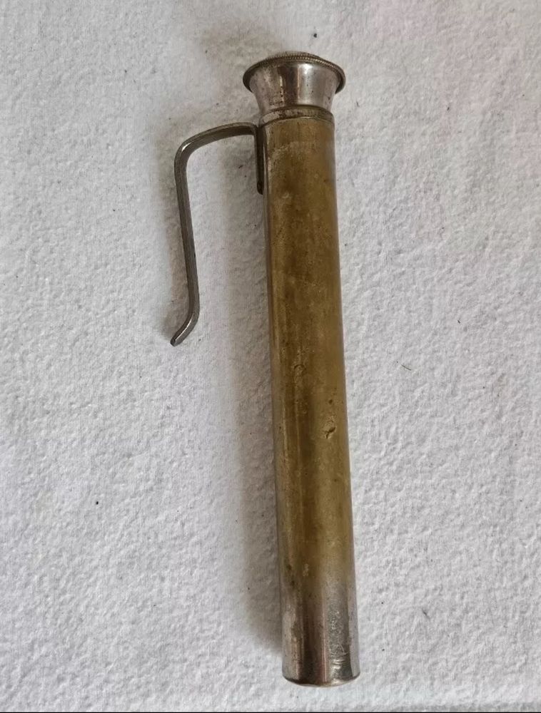 Historischer Bierwärmer, Metallhülse mit Haken, in die warmes Wasser gefüllt wurde.