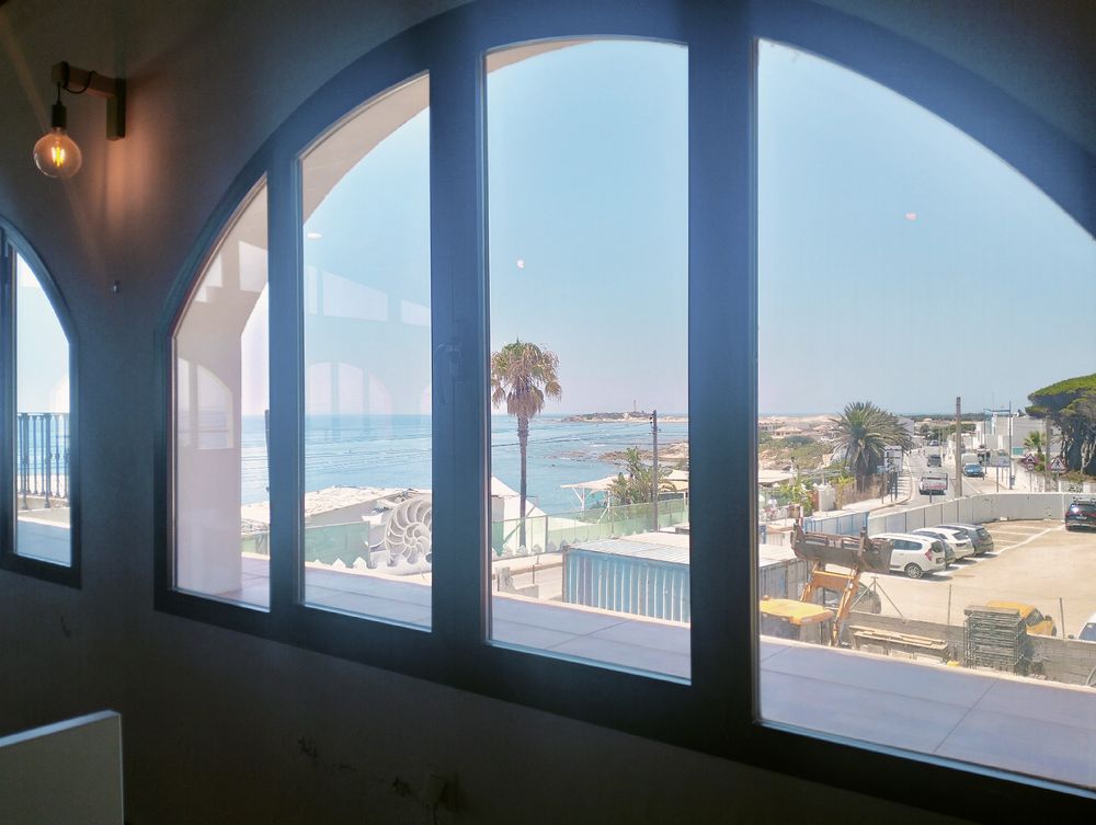 Vista de la playa desde un ventanal en primera línea de playa.