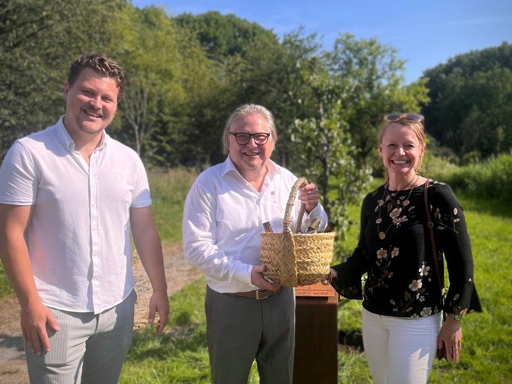 Floor Gordon, bestuurder van het Groengebied Amstelland, overhandigt samen met Thomas van der Klei, programma manager, een mandje met lokale producten aan Jos Gilliam van Recreatie Noord-Holland, die na 8 jaar als directeur en boegbeeld met pensioen gaat. 