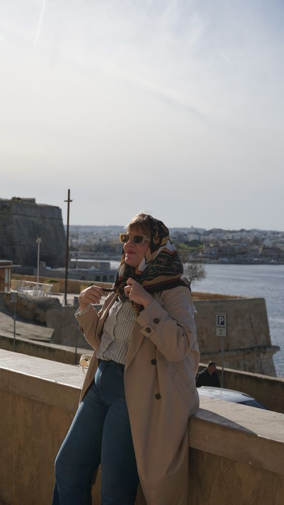 novamente eu parecendo modelo encostada num muro usando óculos escuro e um lenço na cabeça