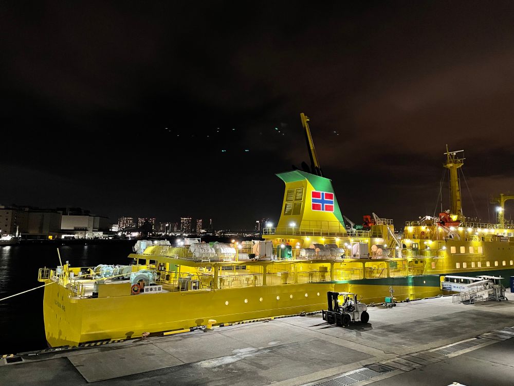 竹芝港入港中の橘丸。