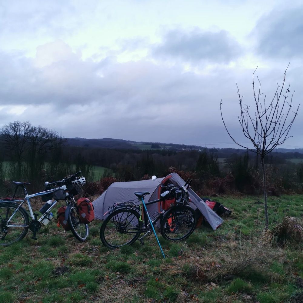 Tente et deux vélos