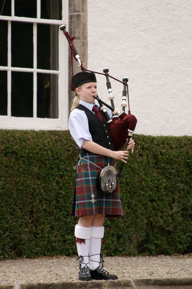Femme en kilt jouant de la cornemuse