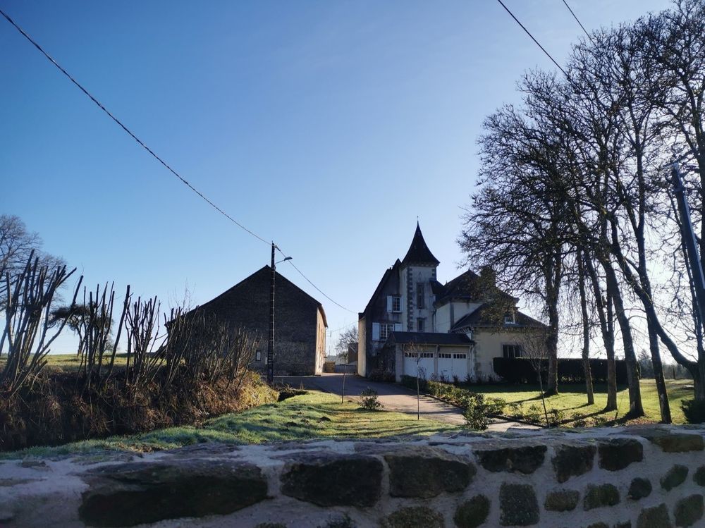 Belle maison avec ciel bleu