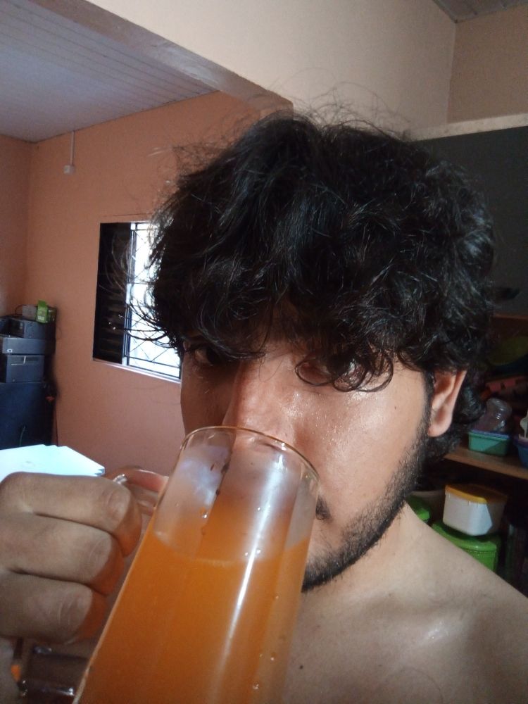 Eu bebendo refri no copo